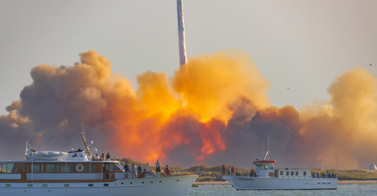 Lift off of SpaceX Starship 6